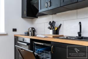 Central 2BR for 6, Workspace & Walk to Old Town