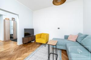 Central 2BR for 6, Workspace & Walk to Old Town