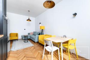 Central 2BR for 6, Workspace & Walk to Old Town