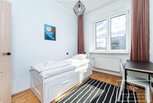 Central 2BR for 6, Workspace & Walk to Old Town