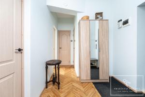 Central 2BR for 6, Workspace & Walk to Old Town