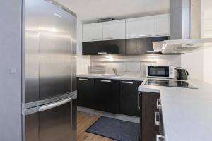 Modern 2BR in Rotermanni, EV parking garage, 5 guests