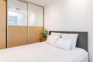 Modern 2BR in Rotermanni, EV parking garage, 5 guests