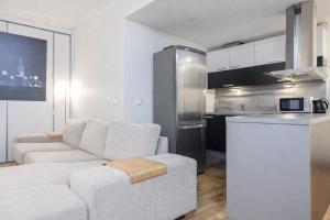 Modern 2BR in Rotermanni, EV parking garage, 5 guests