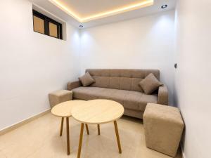 Modern stay, 1 min to beach, shops & essentials