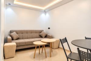 Modern stay, 1 min to beach, shops & essentials