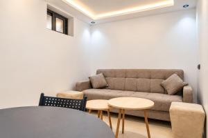 Modern stay, 1 min to beach, shops & essentials