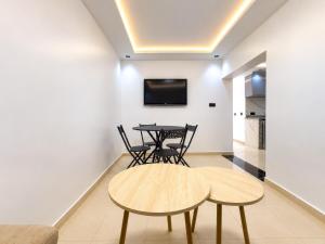 Modern stay, 1 min to beach, shops & essentials