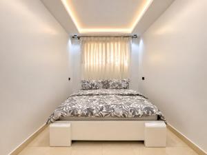 Modern stay, 1 min to beach, shops & essentials