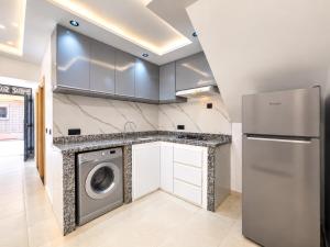 Modern stay, 1 min to beach, shops & essentials