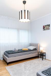 Quiet 2BR Steps from Old Town, Parking garage