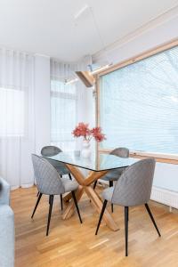 Quiet 2BR Steps from Old Town, Parking garage