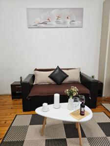 Apartment City center with workspace & wifi near Metro station