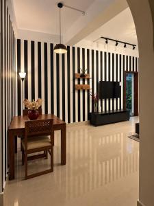 DeAmour, ZooRoad, 5 mins From City Centre Mall