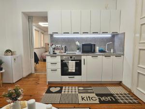 Apartment City center with workspace & wifi near Metro station