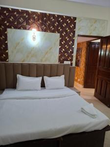 Spacious 3BR in Janakpuri with Rooftop Dining