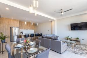 New 2 BR Condo with Private Terrace - BBQ
