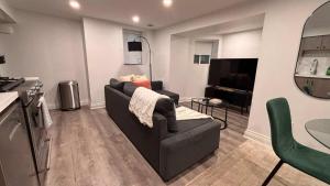 Bright Downtown 1BR Free Parking & King Bed