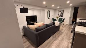 Bright Downtown 1BR Free Parking & King Bed