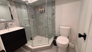 Bright Downtown 1BR Free Parking & King Bed