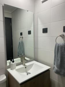 Full equipado, a pasos de clínica, mall, metro, WiFi, estacionamiento