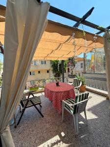 Cute Island House with Balcony within Walking Distance to the Beach