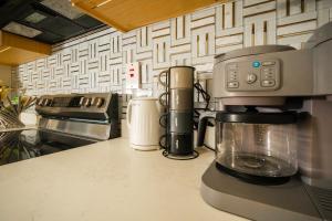 Suite Sunshine 1BR with Balcony Views Pool Gym 24hr Security