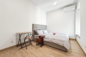 57F Skyline View 2BR Supermarket Downstairs