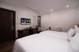 Moon Premium Hotel With Outdoor Swimming Pool