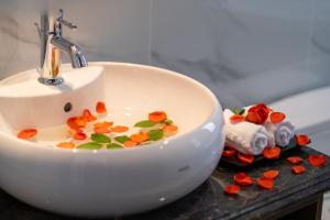 Moon Premium Hotel With Outdoor Swimming Pool