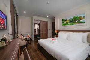 Moon Premium Hotel With Outdoor Swimming Pool