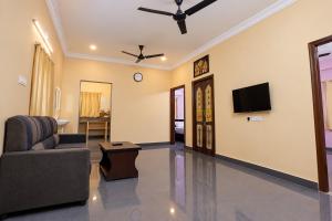 Spacious and luxurious 2bhk apartment in Tirupati with kitchen and car parking for upto 20 people