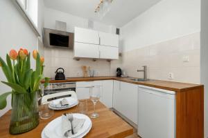 Jasny Apartament w Centrum by Noclegi Renters