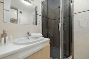Jasny Apartament w Centrum by Noclegi Renters