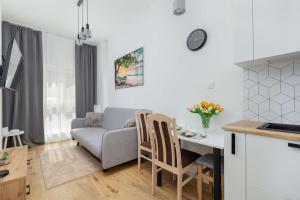 Jasny Apartament w Świnoujściu Blisko Portu by Noclegi Renters