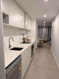 New Apartment, Pool, Sauna, Walk to Shopping