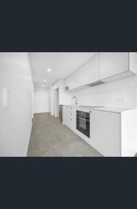 New Apartment, Pool, Sauna, Walk to Shopping