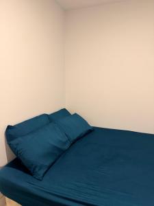 New Apartment, Pool, Sauna, Walk to Shopping