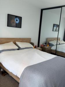 New Apartment, Pool, Sauna, Walk to Shopping