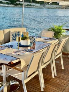 27m Benetti Luxury yacht stay in Cesme