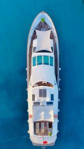 27m Benetti Luxury yacht stay in Cesme