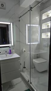 Modern 2 bedroom flat, Furnished & ready to move