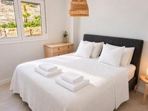 Doña Julia by Addeus - Modern Corner Apartment with Garage Parking