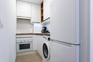 Seaview Apartment with WiFi Steps to Beach