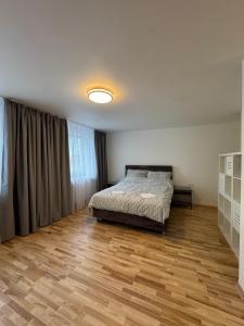 LYNA Home - Gold