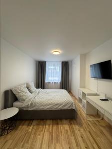 LYNA Home - Gold