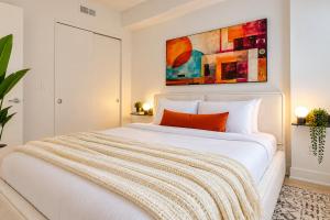 Luxury 4 person apartment in heart of Montreal downtown