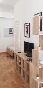 Aventino-Piramide Quiet Studio with Garden-View Terrace