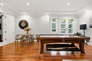 Luxury 2BR Retreat Near UBC with Sauna, Theatre & Pool Table