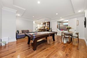 Luxury 2BR Retreat Near UBC with Sauna, Theatre & Pool Table